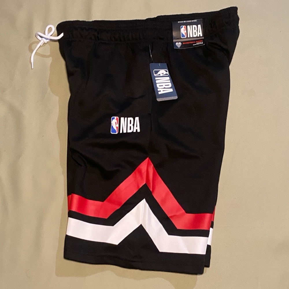 NBA Official Licensed Apparel Basketball Shorts Black Red Mens size L NWT